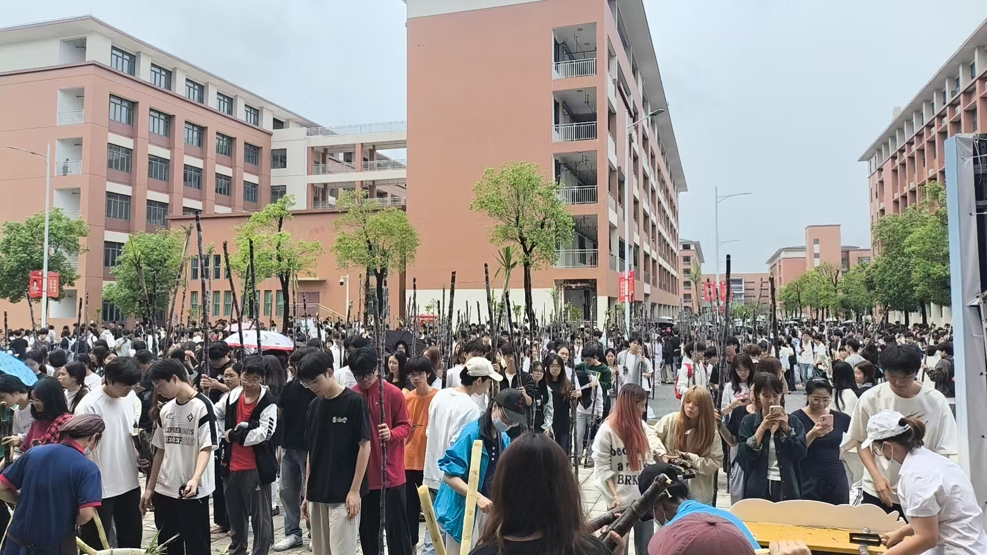 清远校区发放现场.jpg