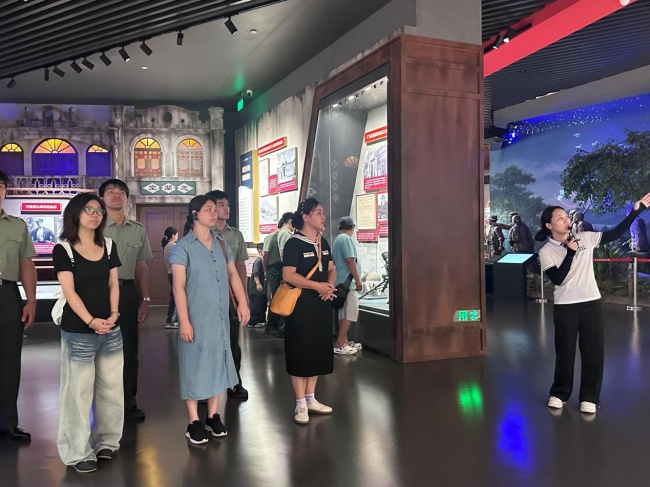 赓续红色血脉 两代军人初心相映——威廉体育williamhill“戎光筑梦”实践团赴横沥镇开展红色文化研学活动