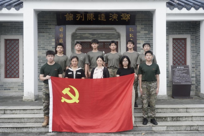 赓续红色血脉 两代军人初心相映——威廉体育williamhill“戎光筑梦”实践团赴横沥镇开展红色文化研学活动